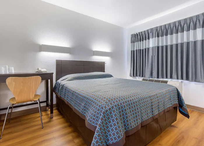 Rodeway Salem Route 52 Inn 3*