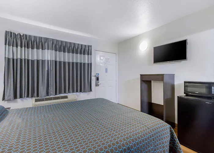 Rodeway Salem Route 52 Inn 3*