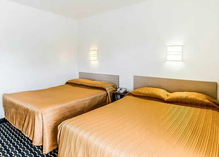 Rodeway Salem Route 52 Inn