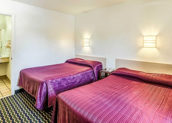 Rodeway Salem Route 52 Inn 3*
