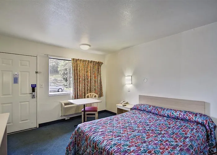 Rodeway Salem Route 52 Inn 3*