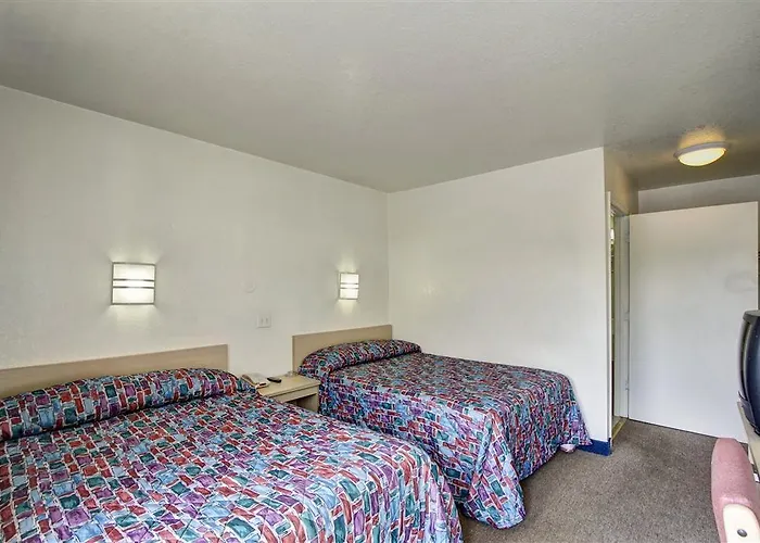 Rodeway Salem Route 52 Inn
